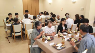 盛り上がる食事会