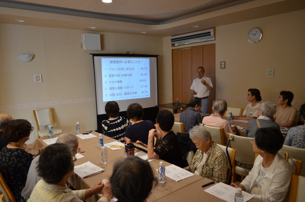 来場者に向かって講演しています