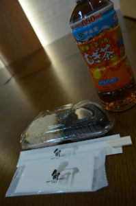 おにぎり2個と漬物があります